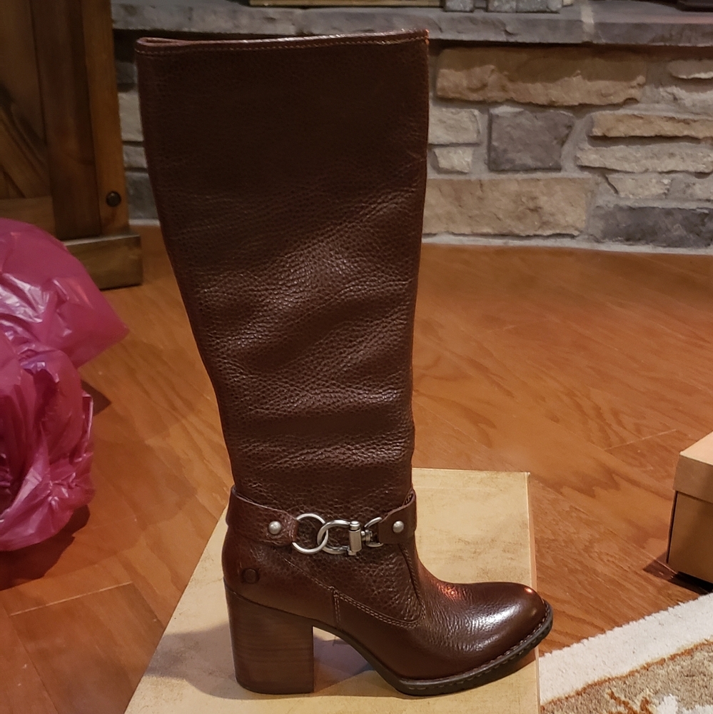 💜NIB💜 Women's Born leather boots size 7.5